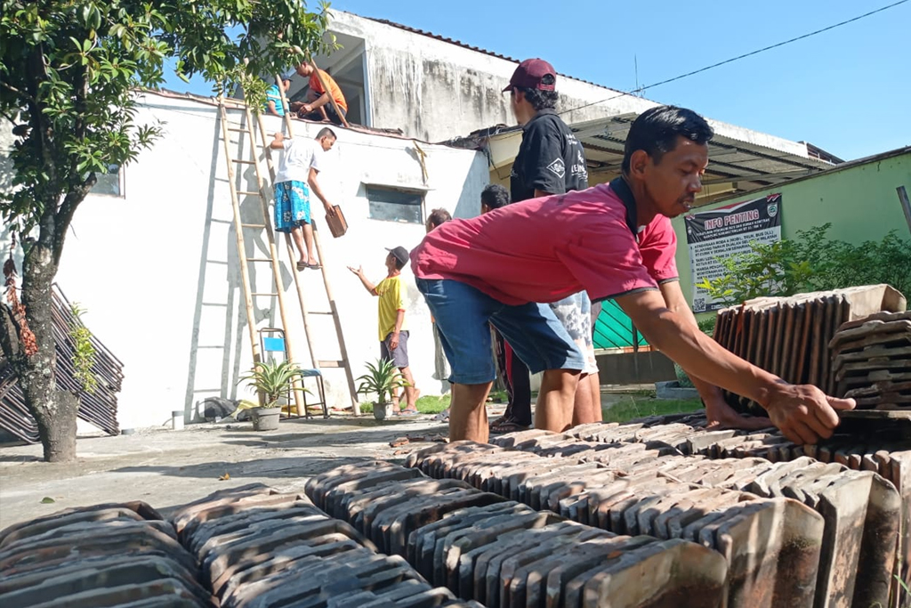 KERJA BAKTI BONGKAR POS KAMPLING